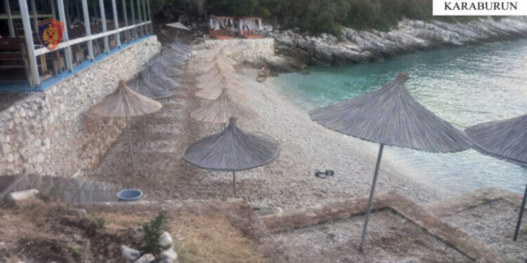 Zaptoi bregdetin e Karaburunit, procedohet 43 vjeçari. Policia i sekuestron shezlongët
