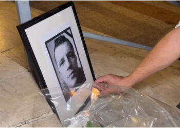 Homazhe për Egli Progën në Korçë, qyetarë ndezin qirinj pranë portretit të tij para Katedrales