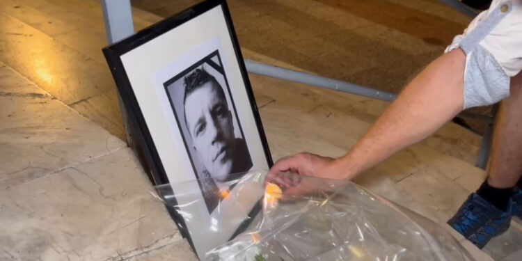 Homazhe për Egli Progën në Korçë, qyetarë ndezin qirinj pranë portretit të tij para Katedrales