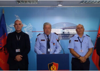 “Më shantazhojnë bashkë me motrën në rrjetet sociale”, e mitura largohet nga banesa, policia arreston 21-vjeçarin