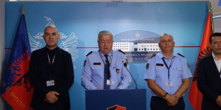 “Më shantazhojnë bashkë me motrën në rrjetet sociale”, e mitura largohet nga banesa, policia arreston 21-vjeçarin