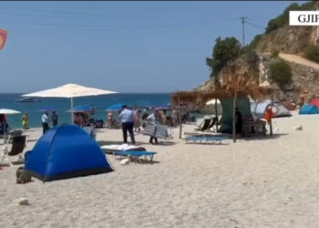 Zaptuan plazhin publik në Gjipe, nën hetim dy persona. Sekuestrohen çadrat dhe shezlongët