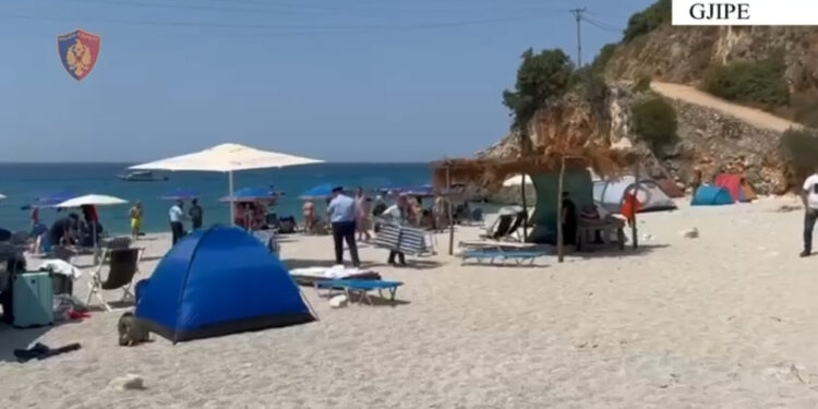 Zaptuan plazhin publik në Gjipe, nën hetim dy persona. Sekuestrohen çadrat dhe shezlongët
