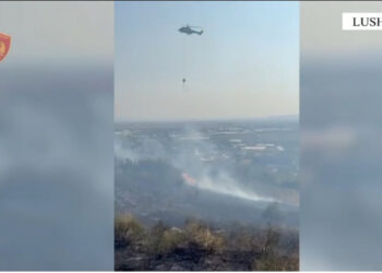 Ndezi zjarri në tokën e tij për të djegur mbeturinat, rrezikoi disa banesa, arrestohet 70-vjeçari