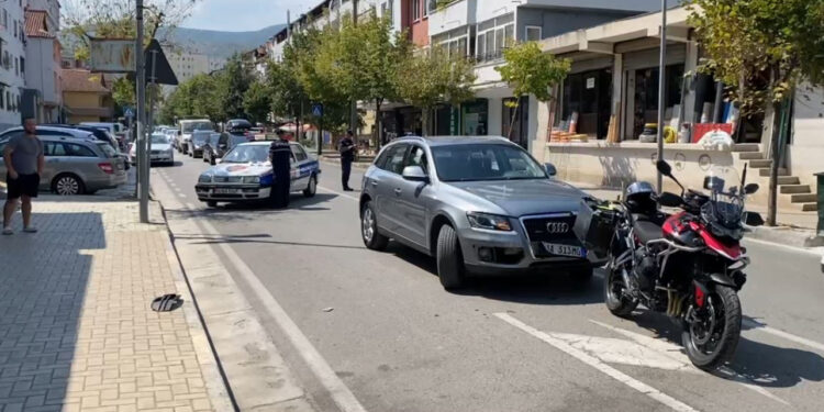 Aksident pranë kishës së re në Pogradec/ Makina godet nga pas një motor me targa italiane