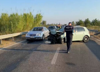 Aksident në aksin Lezhë-Shkodër, makina përplaset me barrierat anësore, plagoset drejtuesi