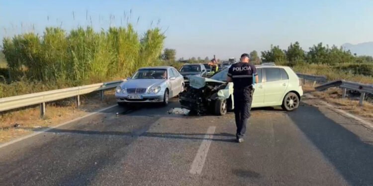 Aksident në aksin Lezhë-Shkodër, makina përplaset me barrierat anësore, plagoset drejtuesi