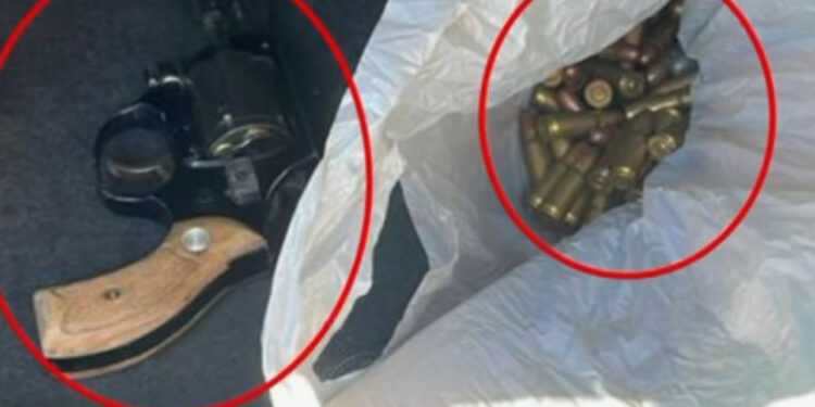 Lëviznin të armatosur në makinë dhe me doza kanabisi, arrestohen dy persona