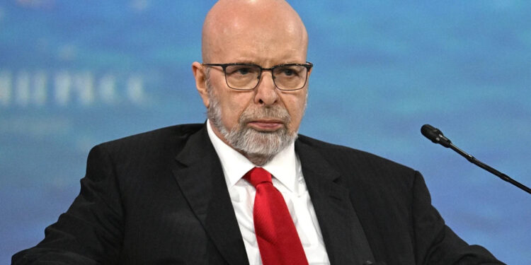 FBI-ja bastis shtëpinë e analistit politik amerikano-rus, Dimitri Simes