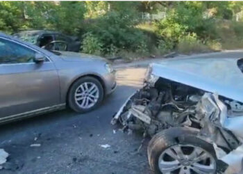 Aksident në Levan-Vlorë, përplasen dy makina, dy persona të lënduar