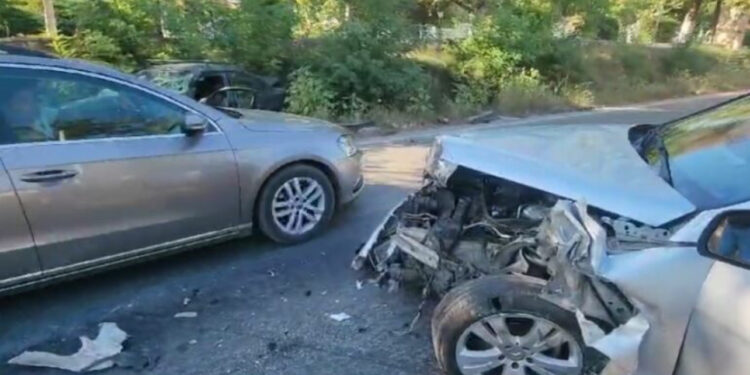 Aksident në Levan-Vlorë, përplasen dy makina, dy persona të lënduar