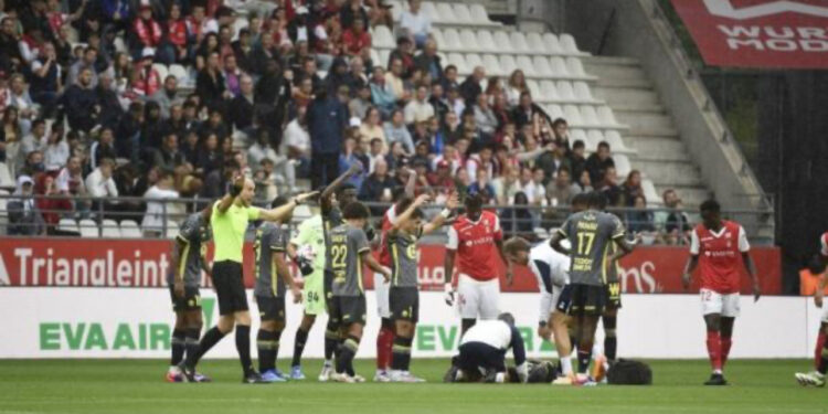 Alarm në Ligën 1! Futbollisti humbet ndjenjat në fushë, ndeshja ndërpritet për 35 minuta
