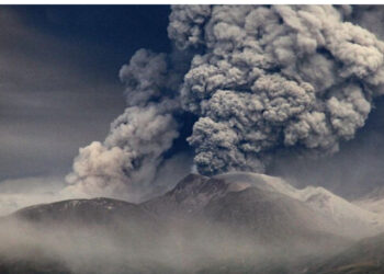 VIDEO/ Shpërthimi i vullkanit pas tërmetit në Rusi, pamje të pabesueshme të kapura në kamera