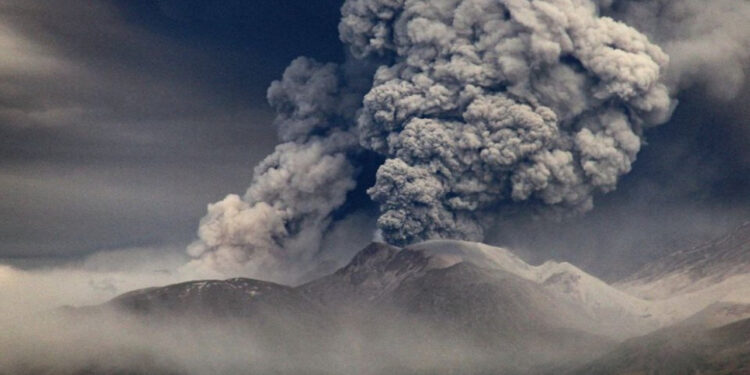 VIDEO/ Shpërthimi i vullkanit pas tërmetit në Rusi, pamje të pabesueshme të kapura në kamera