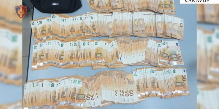 50-vjeçarja ndalohet në Kakavijë me 41 000 euro të padeklaruara