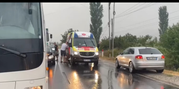 Aksident zinxhir në autostradën Shkodër-Lezhë/ Makina përplaset me autobusin, më pas goditet nga kamioni