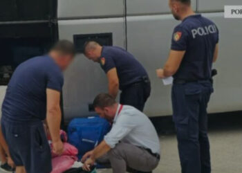 Dy drejtues autobusi kapen në Durrës me bizhuteri të paligjshme, shpallet në kërkim një tjetër person