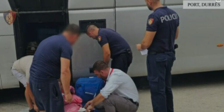 Dy drejtues autobusi kapen në Durrës me bizhuteri të paligjshme, shpallet në kërkim një tjetër person