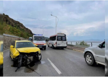 Aksident në Pogradec-Qafë Thanë, shkak dyshohet vaji i hedhur qëllimisht në rrugë