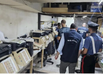 Zbulohet fabrika e eurove false në territorin e Camorra-s në Napoli