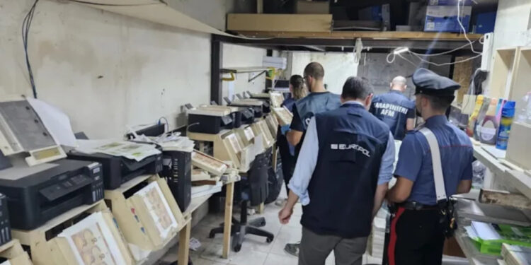 Zbulohet fabrika e eurove false në territorin e Camorra-s në Napoli