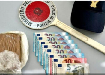Sulmon policin dhe hedh heroinën në shkurre, arrestohet shqiptari në Itali