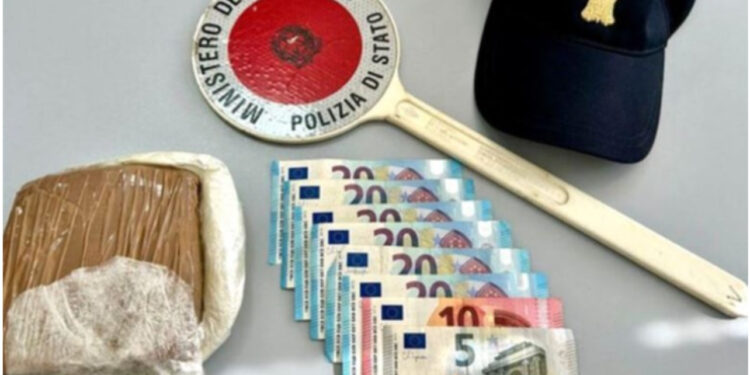 Sulmon policin dhe hedh heroinën në shkurre, arrestohet shqiptari në Itali