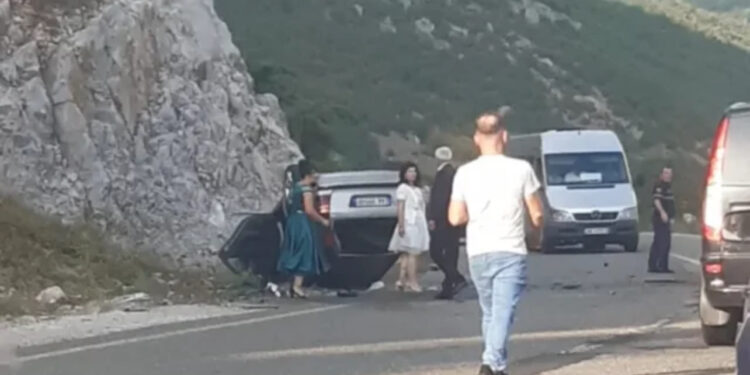 Bulqizë/ Makina përmbyset në rrugë, plagoset shoferi dhe pasagjeri