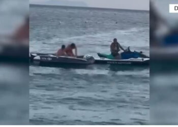 Rrezikoheshin nga dallgët dhe nuk dilnin në breg, policia shpëton 2 turistë
