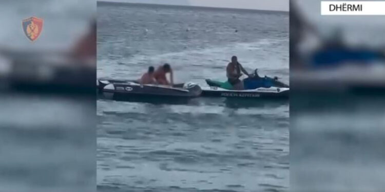 Rrezikoheshin nga dallgët dhe nuk dilnin në breg, policia shpëton 2 turistë