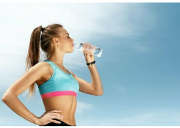 Mos e bëni! Nëse e pini ujin në këmbë, tani ka ardhur momenti të ndaloni