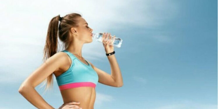 Mos e bëni! Nëse e pini ujin në këmbë, tani ka ardhur momenti të ndaloni