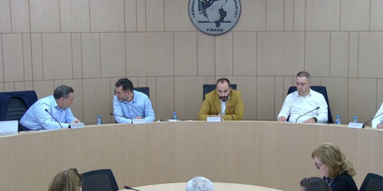 KAS pranon kërkesën e opozitës, hap kutitë për Himarën