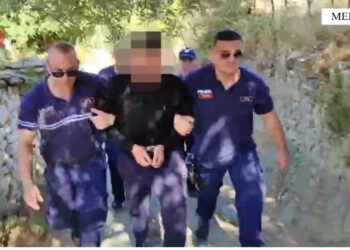 Burrë e grua nxitën vrasjen e fqinjit! E hodhën në përrua, momenti i arrestimit