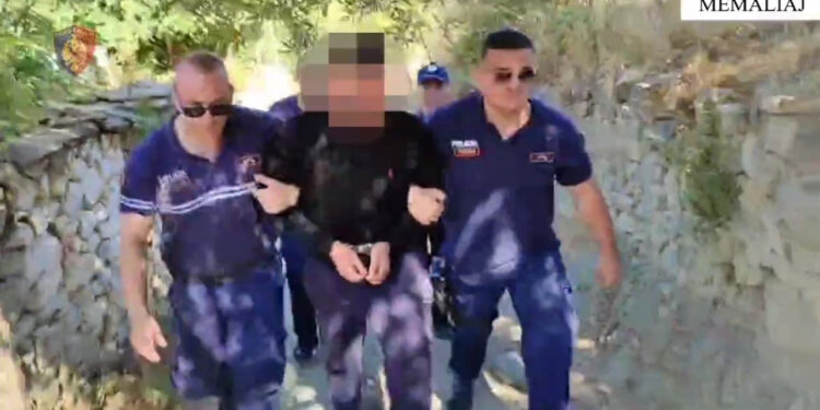 Burrë e grua nxitën vrasjen e fqinjit! E hodhën në përrua, momenti i arrestimit