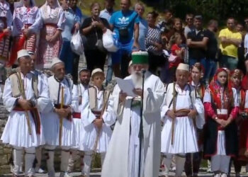 Bektashinjtë kremtojnë ditën e Abaz Aliut në malin e Tomorrit/ Mesazhi i Baba Mondit: Shqiptarët t’i kthehen kombit, punës dhe dijes!