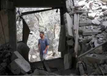 Tanket izraelite hyjnë në Gaza ndërsa Biden thërret për paqe