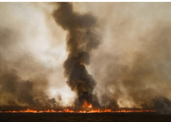 Shpërthen zjarri në portin rus pas sulmit të Ukrainës