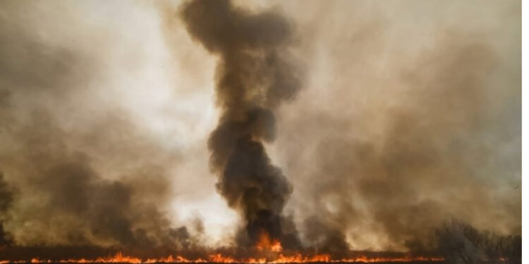 Shpërthen zjarri në portin rus pas sulmit të Ukrainës