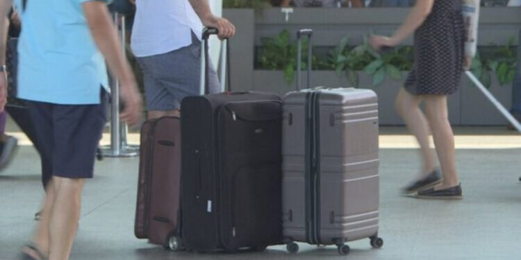 VOA: Vazhdon të jetë shqetësues emigrimi i të rinjve nga Shqipëria