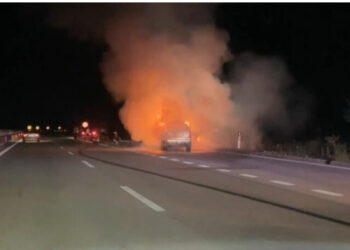 Makina shpërthen në flakë në autostradën Vlorë-Fier, zjarrfikësit në vendngjarje
