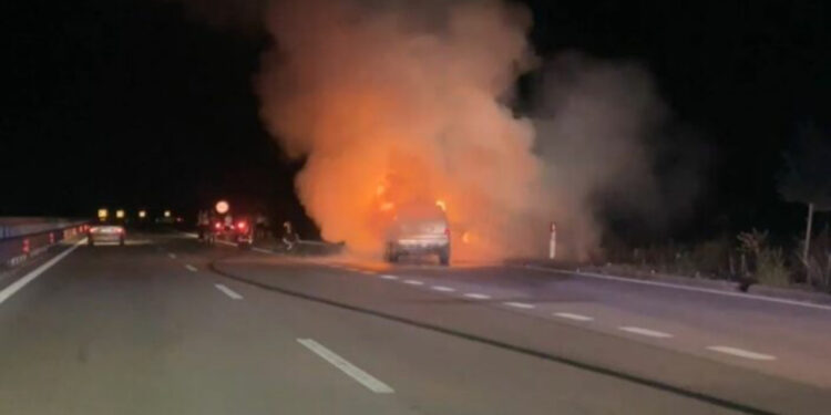 Makina shpërthen në flakë në autostradën Vlorë-Fier, zjarrfikësit në vendngjarje