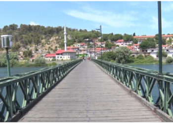 Tentoi të hidhej nga lumi Buna, policia parandalon 49-vjeçarin