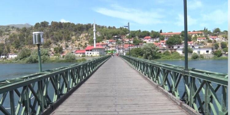 Tentoi të hidhej nga lumi Buna, policia parandalon 49-vjeçarin