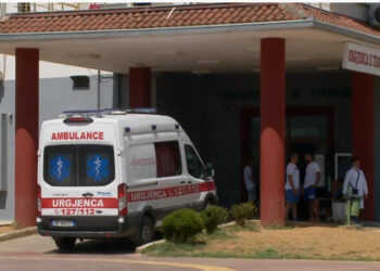 Ra nga shtylla e tensionit të ulët, elektricisti përfundon në Spitalin e Traumës