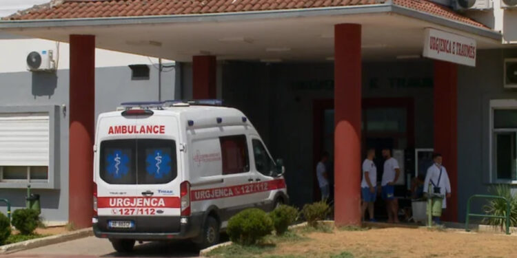 Ra nga shtylla e tensionit të ulët, elektricisti përfundon në Spitalin e Traumës