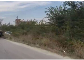 Aksident në aksin Berat-Dimal/ Mercedesi parakalon gabim dhe hedh në kanal Toyotën, një person i lënduar