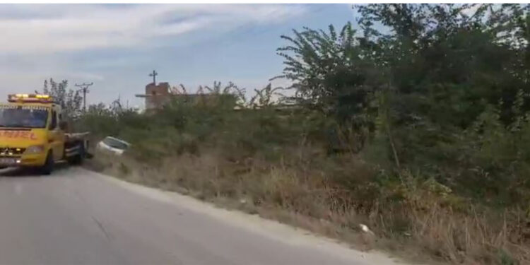 Aksident në aksin Berat-Dimal/ Mercedesi parakalon gabim dhe hedh në kanal Toyotën, një person i lënduar