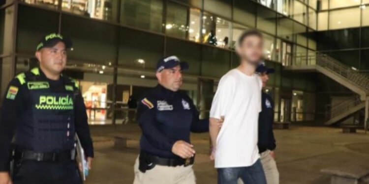 VIDEO/ Momenti kur Admir Tutajt i vihen prangat në Kolumbi, i riu shqiptar anëtar i “Klanit Ballkanik”