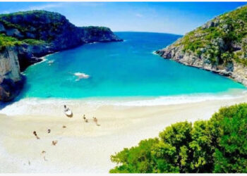 “Një nga vendet që duhet vizituar patjetër”, gazetari i njohur britanik i magjepsur nga Shqipëria